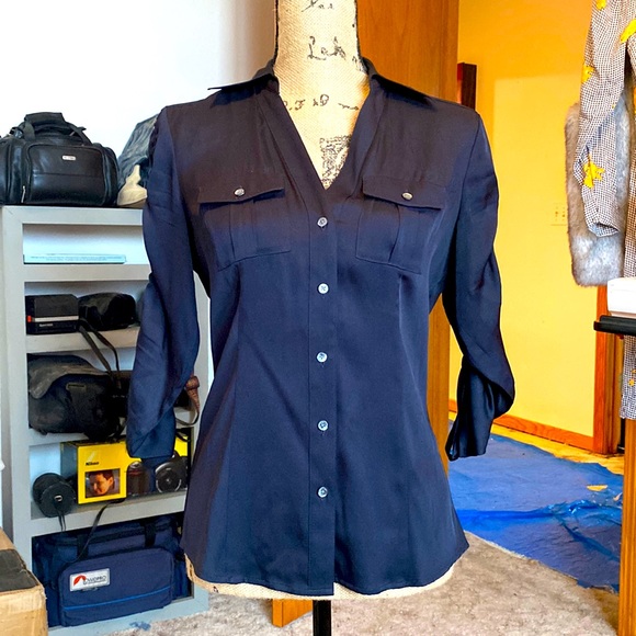 Ann Taylor button up blouse sz 2 but can fit a 6 - Picture 1 of 3